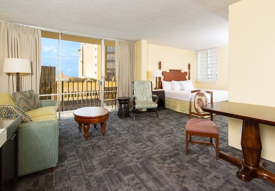 Unit with 1 king bed and 1 queen sofa bed