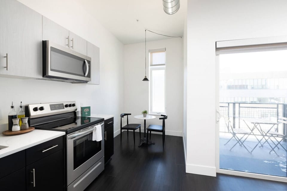 Full kitchen with breakfast table