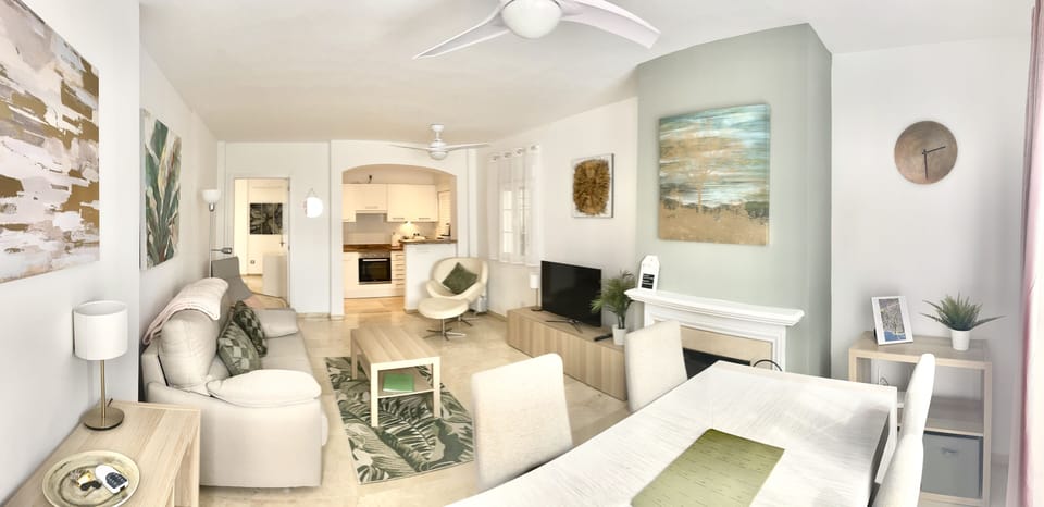 Spacious lounge with full kitchen 
