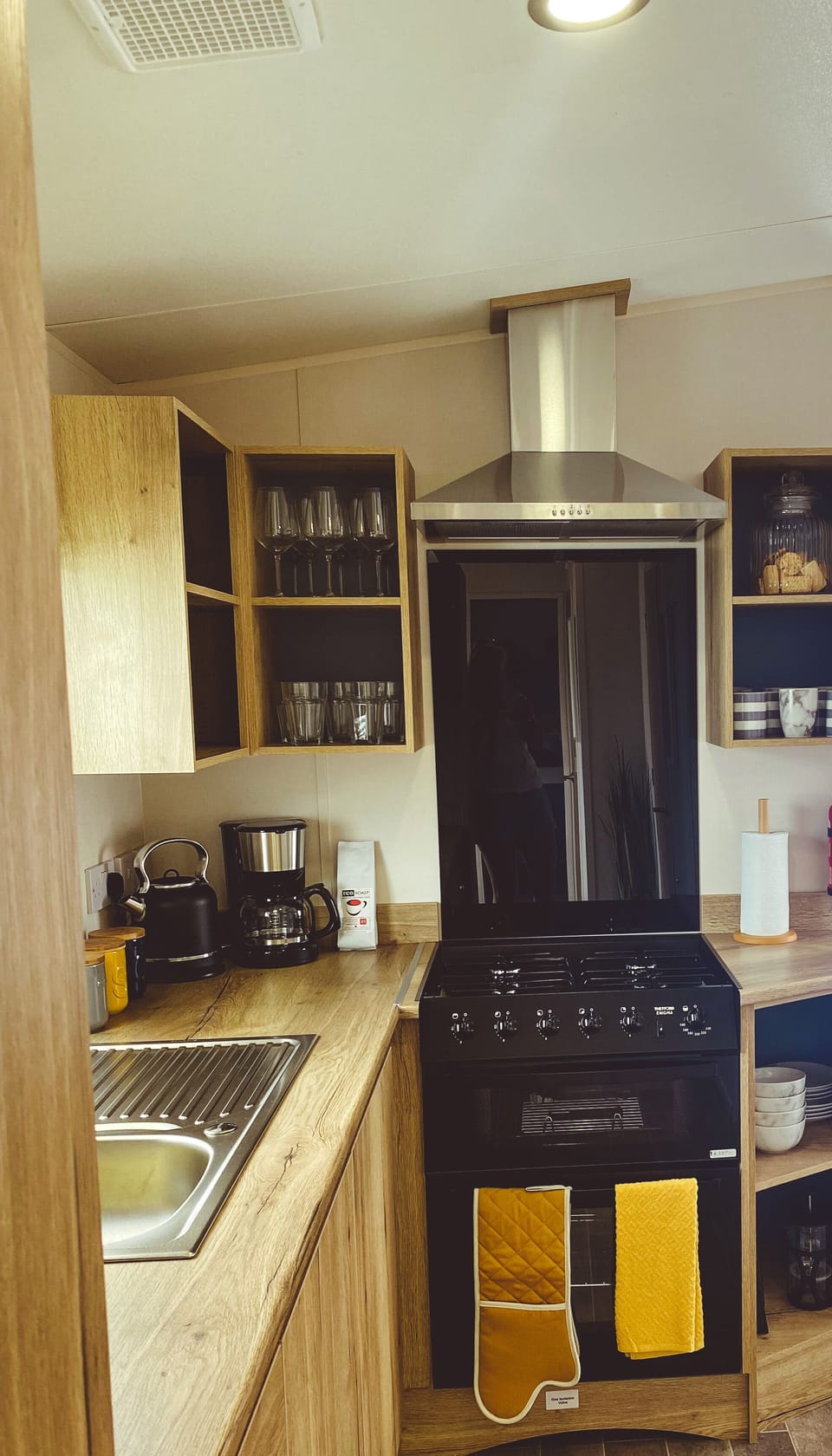 Kitchen - Pots, Pans, Crockery, Cutlery, Glasses, Kettle, Toaster, etc