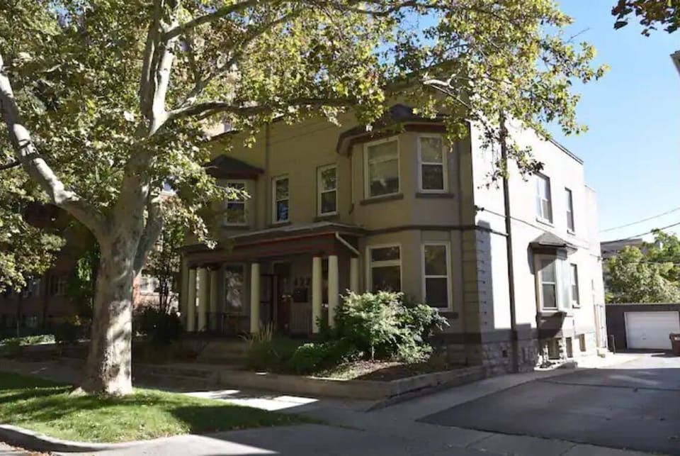 100 + year old building in the historic Avenues just 5 blocks from city center