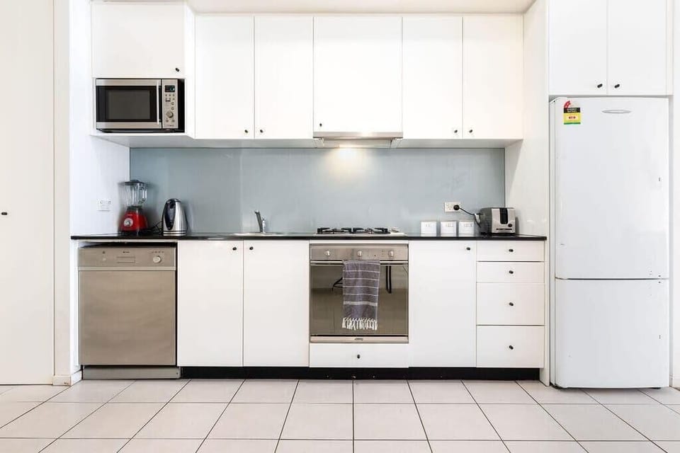 *An equipped kitchen. (The fridge has been changed to a slightly smaller unit.)