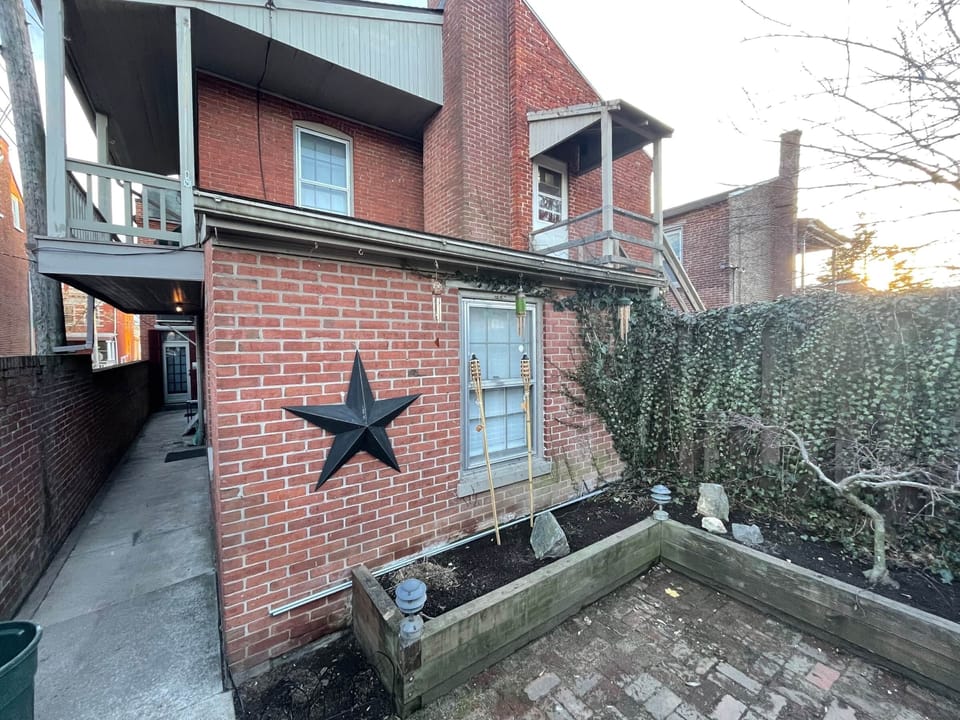 WALK-OUT UPPER PATIO