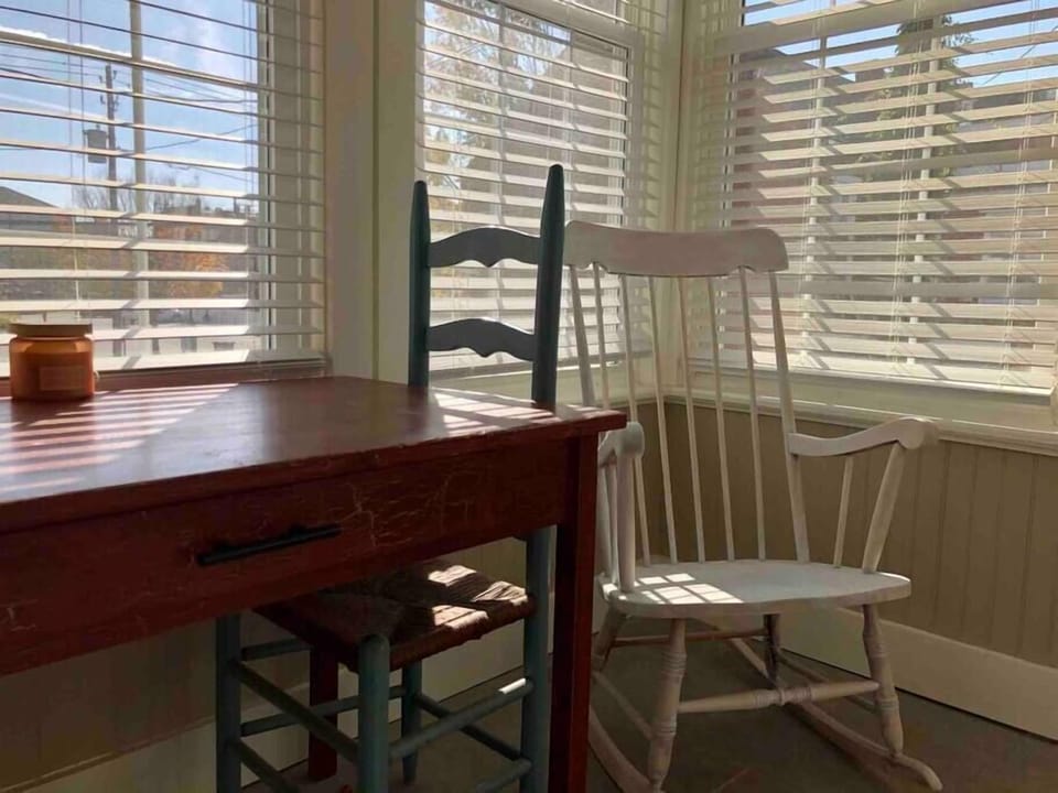 KITCHENETTE IV - DINING & ROCKING CHAIR