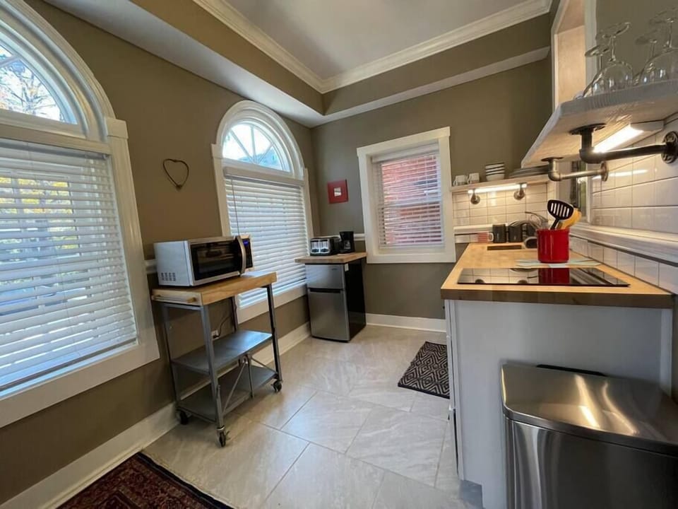 FULLY EQUIPPED KITCHENETTE 