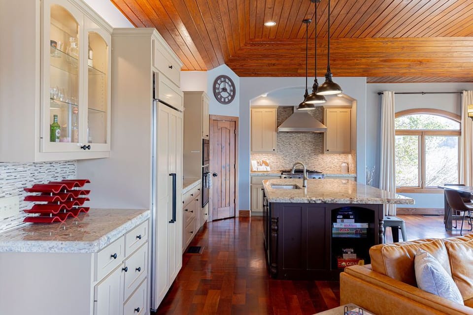 Kitchen - Walker Luxury Vacation Rentals