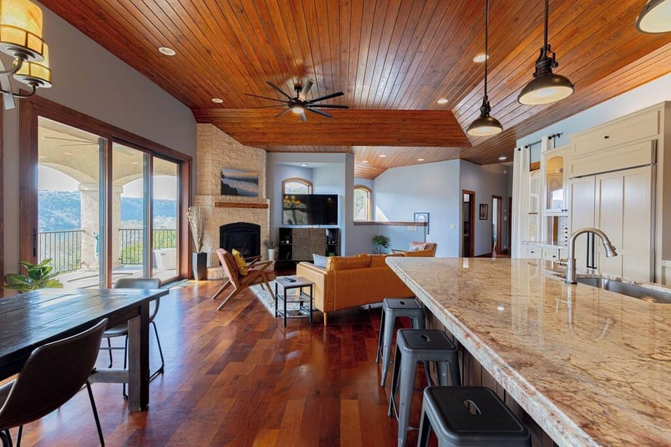 Living Area - Walker Luxury Vacation Rentals