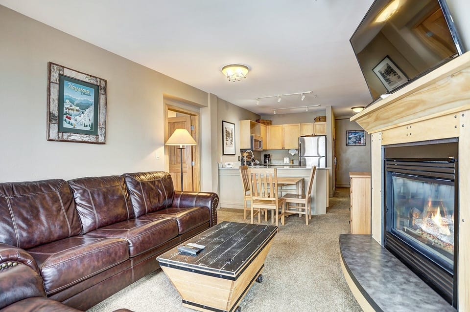 Living Room, Indoors, Furniture, Couch, Fireplace