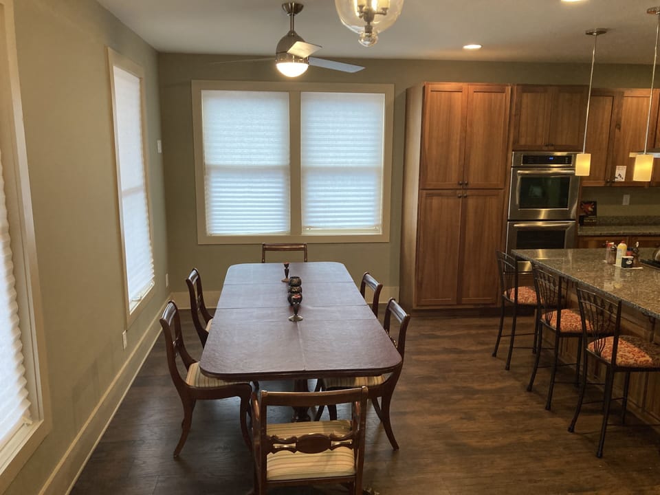 Eat-in breakfast area