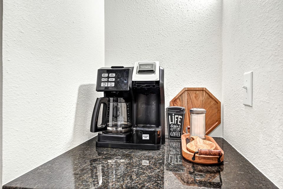 Coffee bar Keurig duo full  pot or k-cup  starter packs of coffee/creamer/sugar