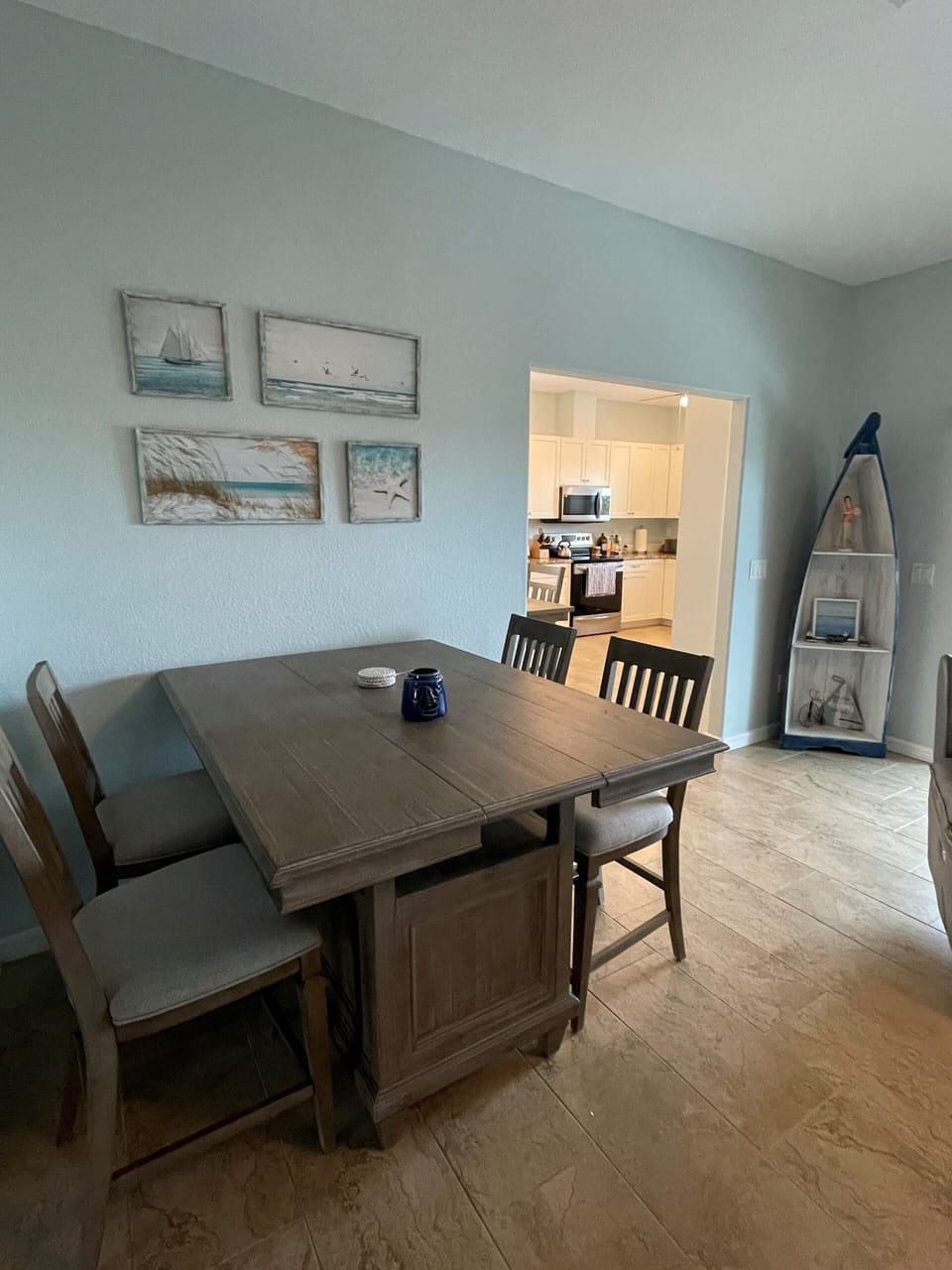 4 seating hightop in Living area