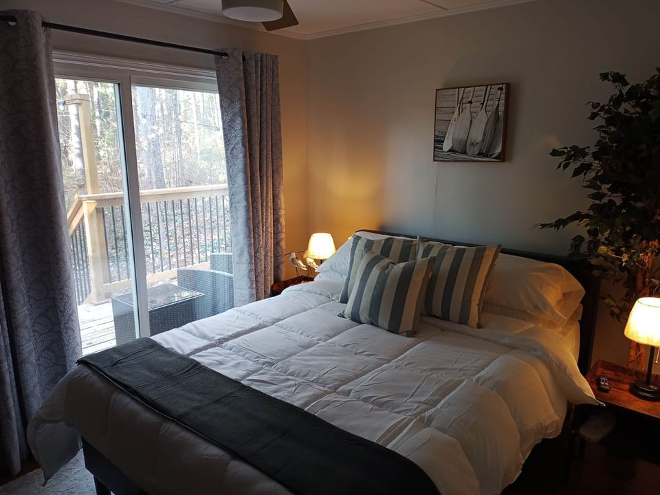 Deck Side Queen Bedroom