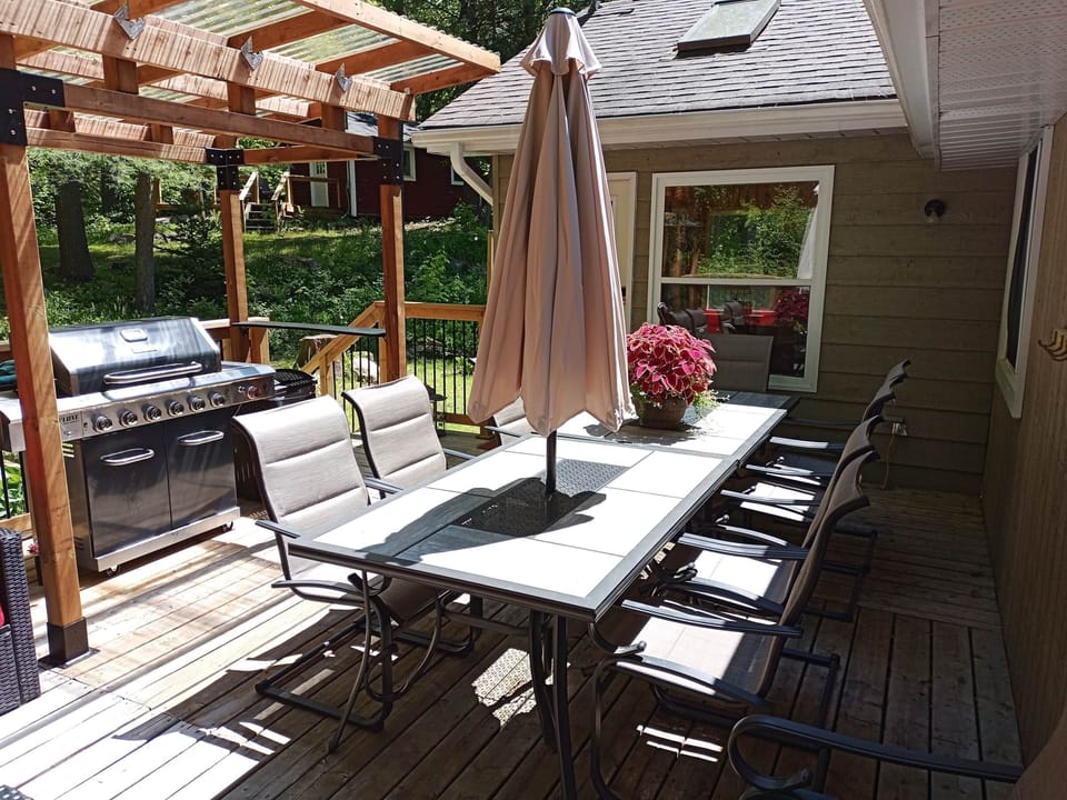 BBQ & Outdoor Dining (10 seats)
