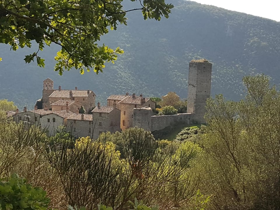 Borgo Santa Giuliana, nearby fortified hamlet
