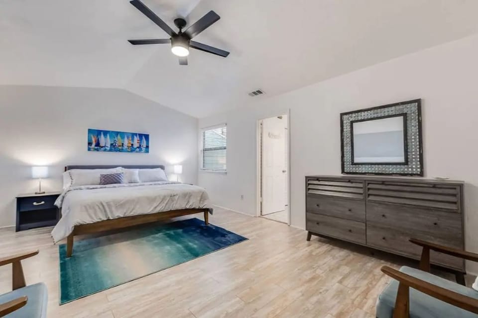 Second floor bedroom, king bed