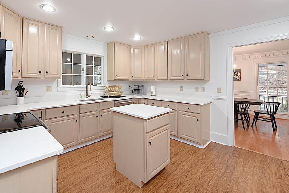 Main Floor Kitchen (3)