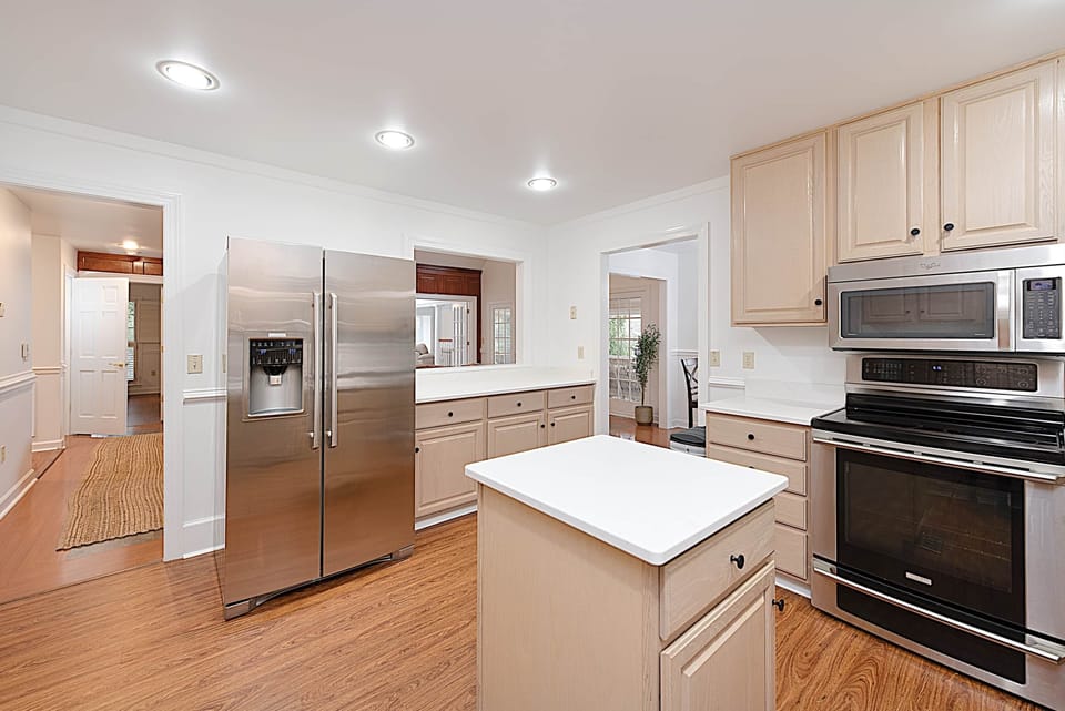 Main Floor Kitchen (2)