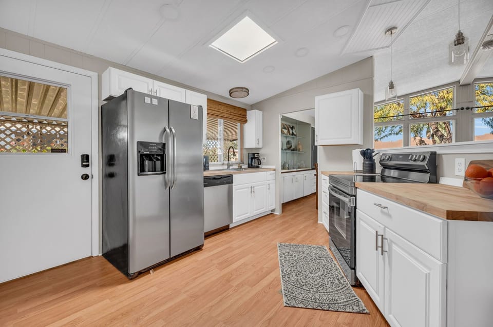 Enjoy preparing your meals in this fully equipped kitchen