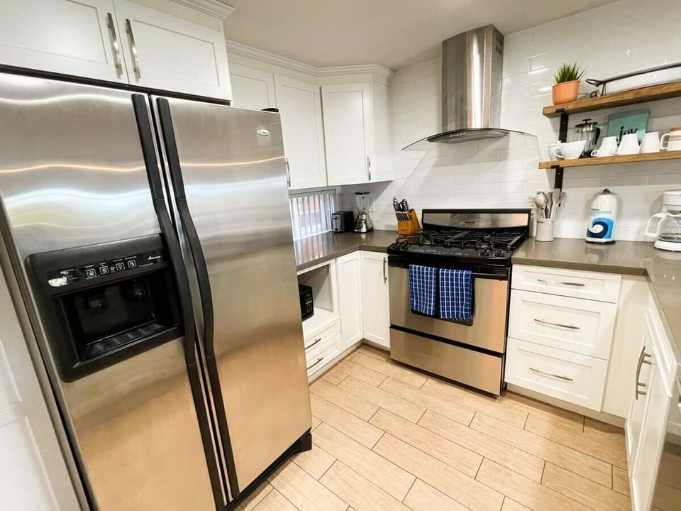 Full kitchen
