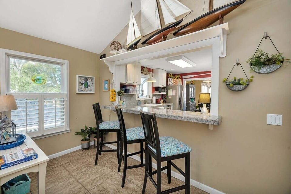 Kitchen bar area with granite countertops
