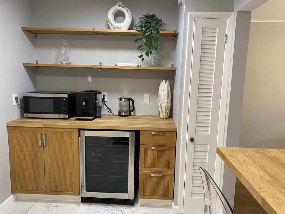 Wine, coffee, wet bar, counter seating