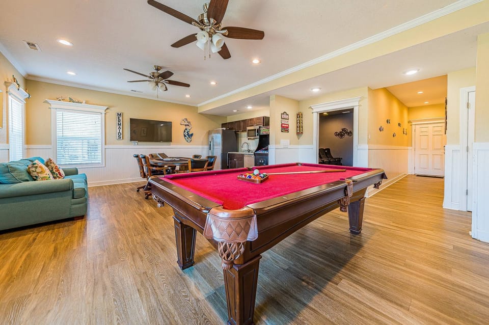 Rec Room w/Pool Table, Game Table & Arcade!
