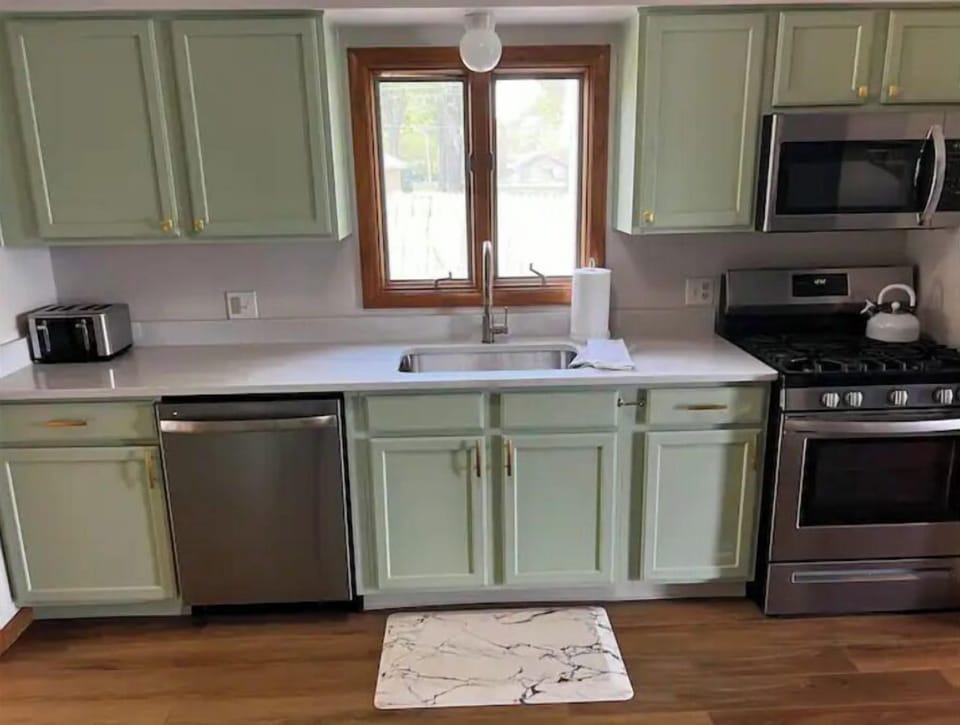 Updated Kitchen & Appliances