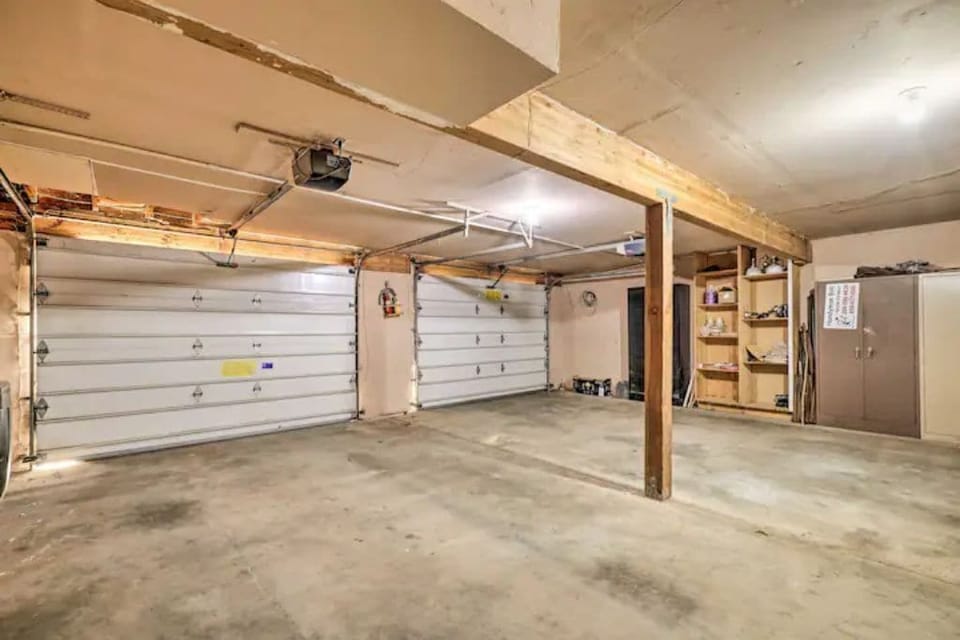 Spacious garage equipped with EV charging (Tesla) or any 14R50 plug.