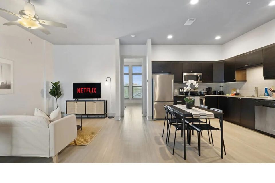 The minimalist design lets the light and energy flow through uninterrupted. 