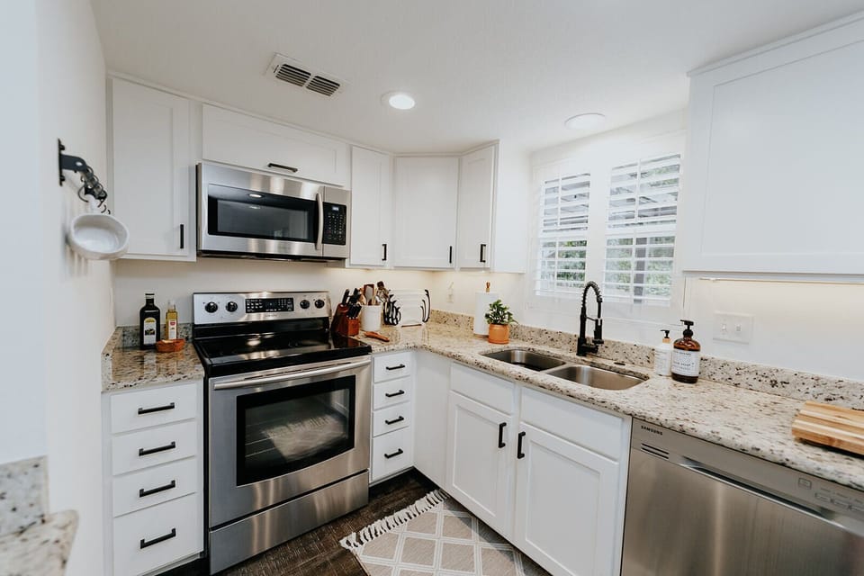 Modern kitchen with plenty of cutting boards, sharp knives, & lots of amenities