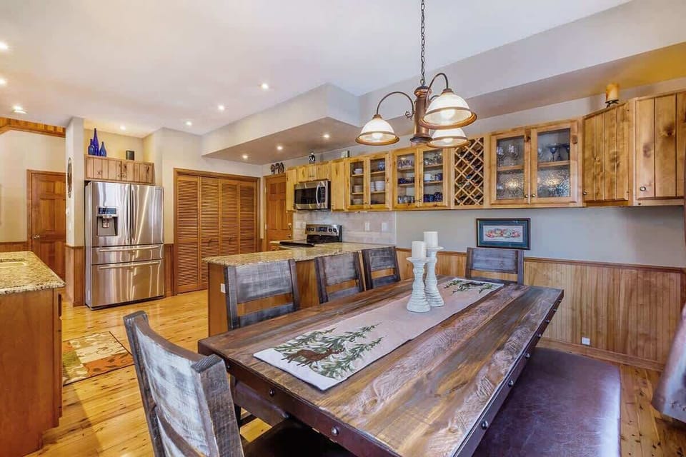 Spacious dining room table