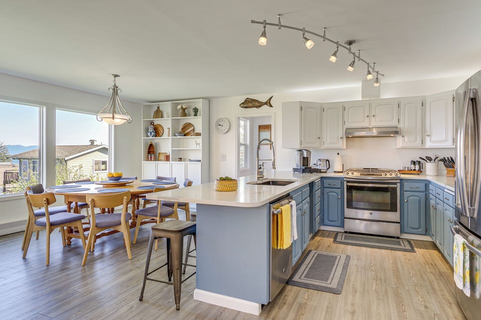 Kitchen | Cooking Basics | Coffee Maker | Paper Towels/Trash Bags Provided