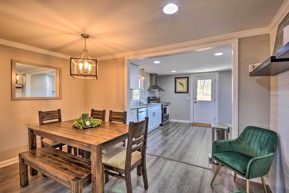Dining Area | Dishware & Flatware Provided