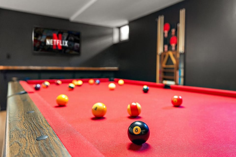 Game Room with Pool, Ping Pong, Arcades and Smart TV.