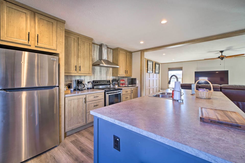 Kitchen | Coffee Maker | Trash Bags & Paper Towels Provided