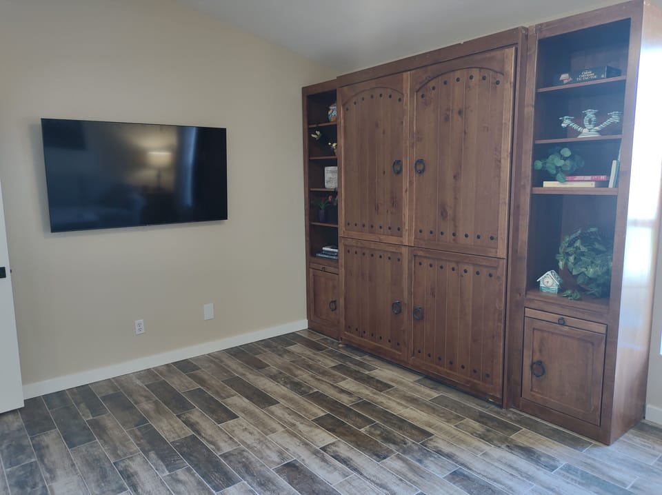 Murphy Queen bed in 2nd Bedroom