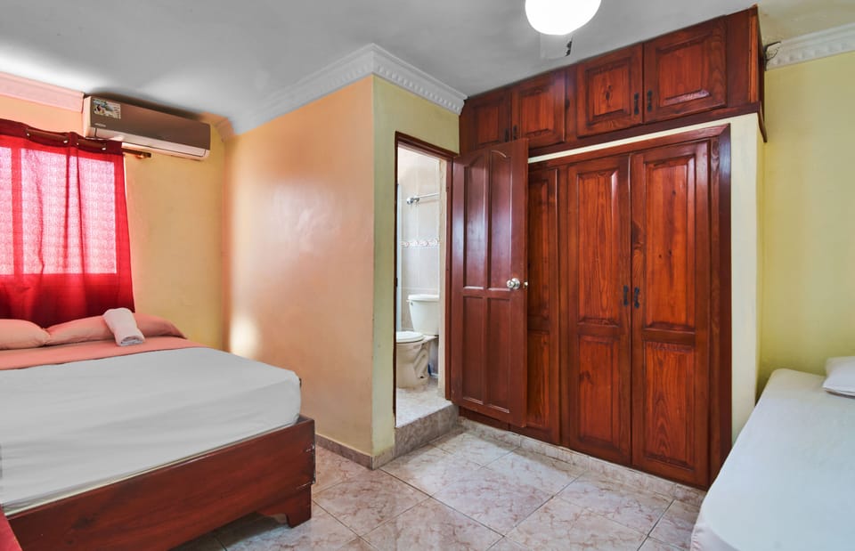 Bright bedroom with private bathroom with hot water, free premium wifi, 1 queen bed and 1 single bed and closet