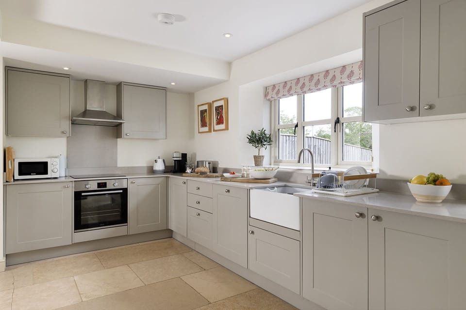 2 Manor Farm Cottage Kitchen - StayCotswold