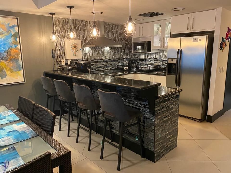 Kitchen and breakfast bar