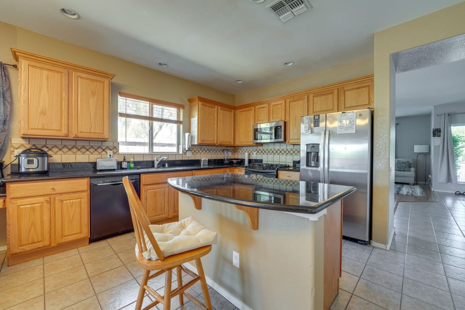 Kitchen | Trash Bags & Paper Towels Provided