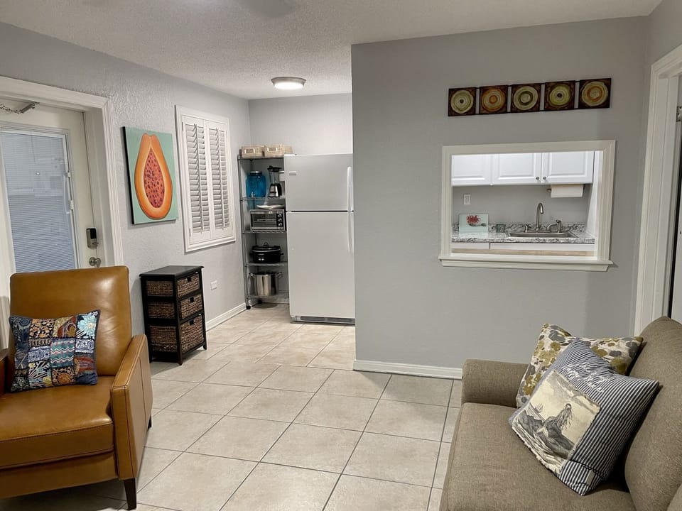 Open floor plan to kitchen