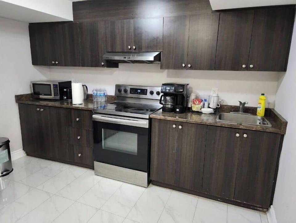 Full kitchen 