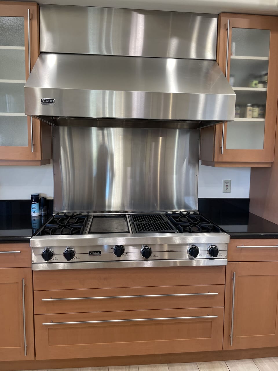 Large Gas Range w/ 4 Burners, Griddle and Grill