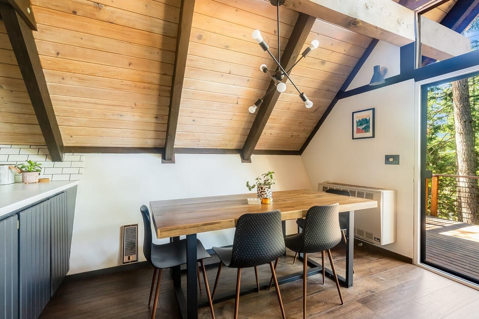 Dining area w/ seating for 6
