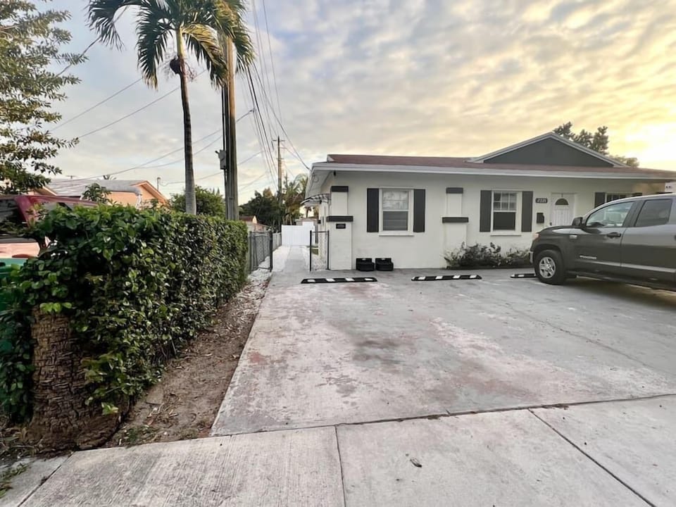 2224 #4 · Lovely apartment Near Calle 8 and Brickell (325)