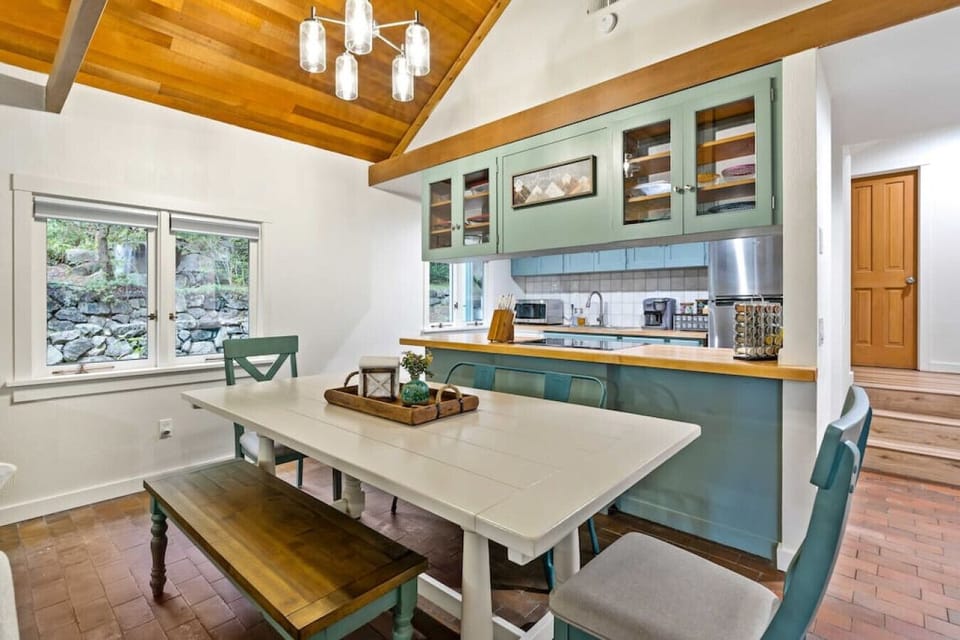 Large table and pass through kitchen makes is easy to serve your favorite meals!