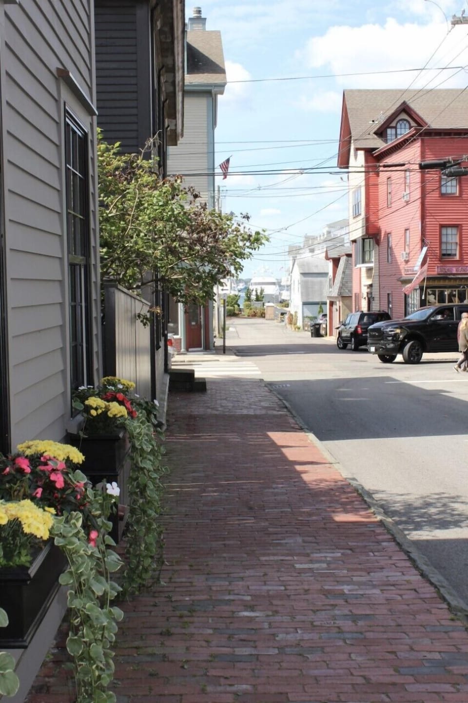 Just Steps to Thames Street and all of DownTown Newport