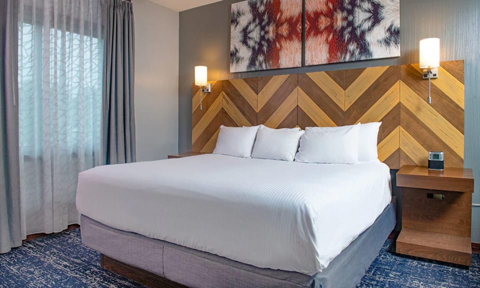 Bedroom 1 - King bed