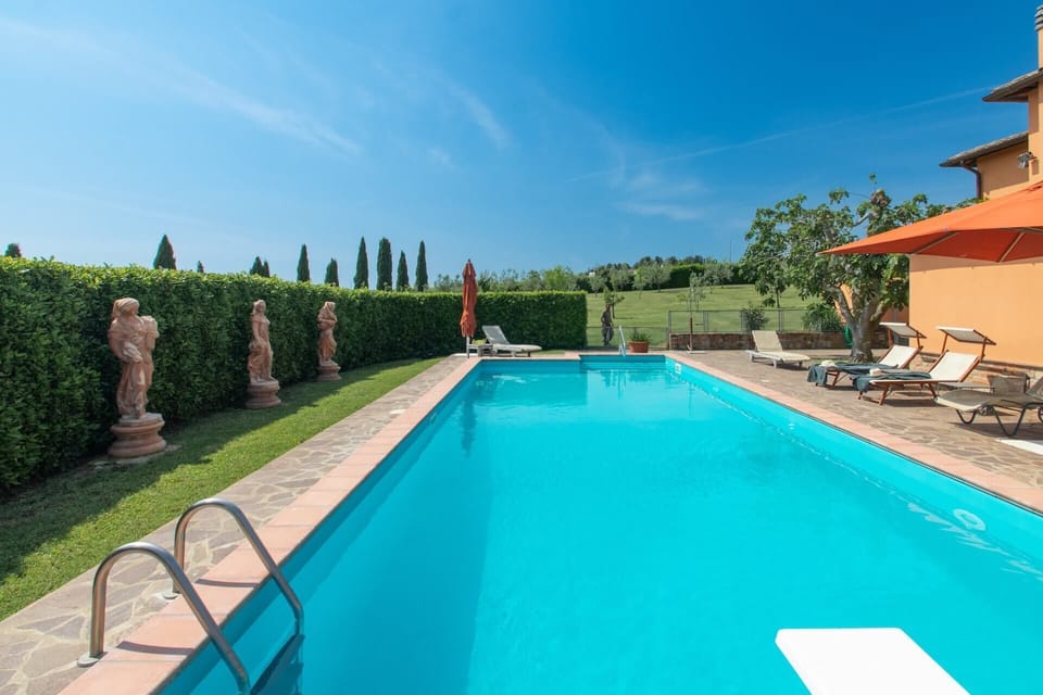 The swimming pool at Villa Serena (1)