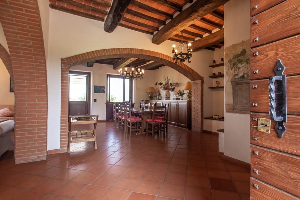 Entering the villa (2)